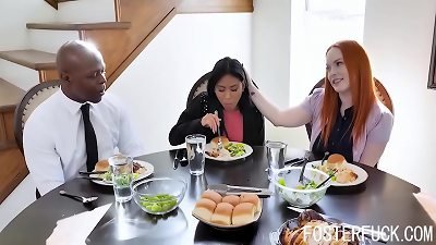 äºšè£”å…»å¥³è¢« BBC çˆ¸çˆ¸æ€§äº¤ - Ember Snow å’Œ Summer Hart