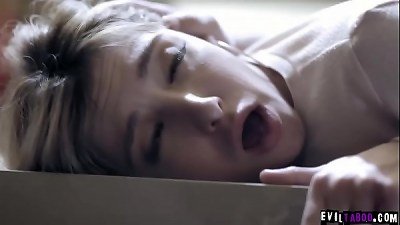 ç®€Â·çŽ‹å°”å¾·ï¼ˆJane Wildeï¼‰åœ¨ç…§é¡¾å¥¹çš„ç”·æœ‹å‹æ—¶æ¬ºéª—äº†å¥¹çš„ç”·æœ‹å‹ï¼Œå¹¶æˆ³äº†å·¨å¤§å…„å¼Ÿçš„å·¨å¤§é¸¡å·´ï¼
